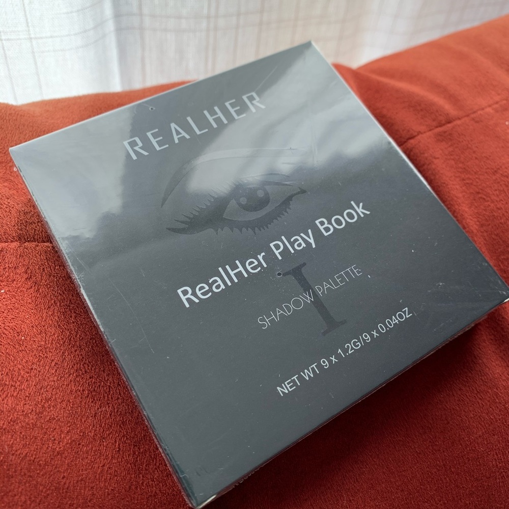RealHer Be-Your-Own-Kind-of-Beauty Shadow Palette & Cream Shadow Brush